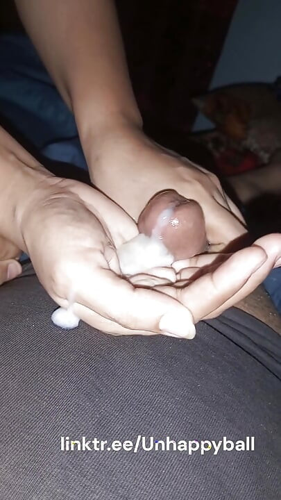 Sana je popušila kurac i Sammer joj je svršio u ruke