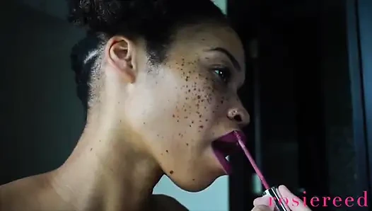 Abaikan lipstik sempurna- si cantik rosie reed mengabaikanmu sambil pakai lipstik untuk bikin kamu lemah- fetish lipstik sambil abaikan kontolmu