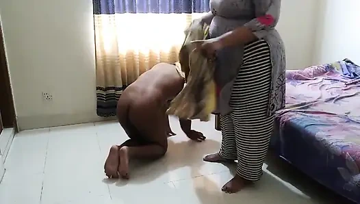 Трансгендерный табу секс, мы играем Правда и вызов со связанными руками, шмель трахает меня, когда мое время игры больше, и я трахаю его