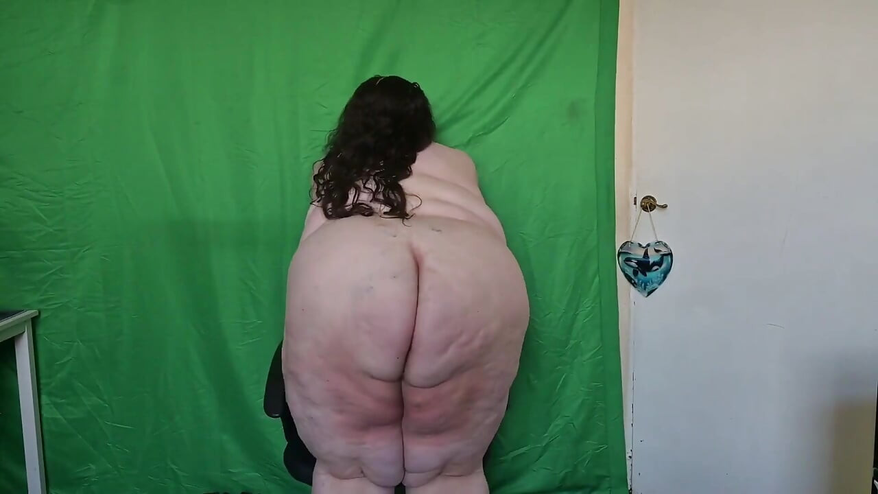 Ssbbw thoát y trên ghế văn phòng của cô ấy