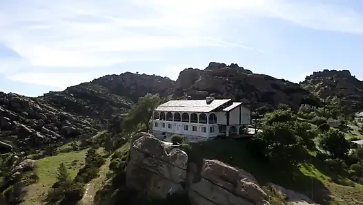 Carmen Valentina spielt strip-poker mit Madison Summers!