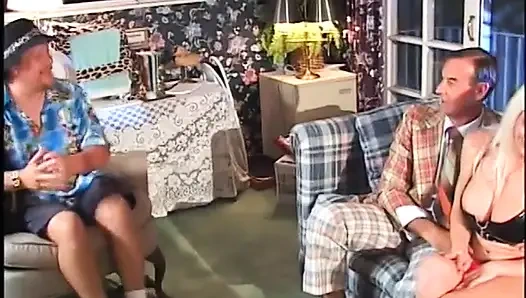 Cewek pirang sange dientot habis-habisan sama pria yang lebih tua di sofa