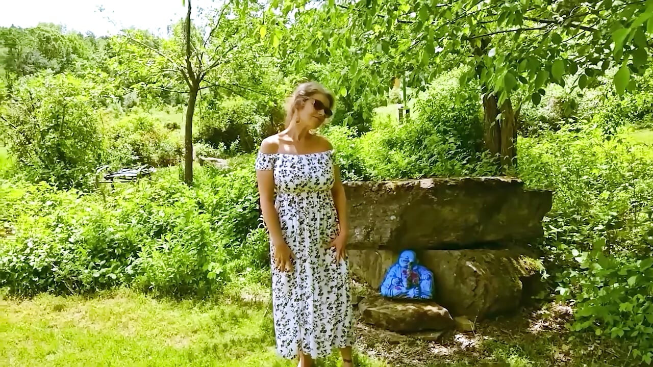 Hete mama onlyfan video-inhoud grote tieten achtertuin gluur compilatie