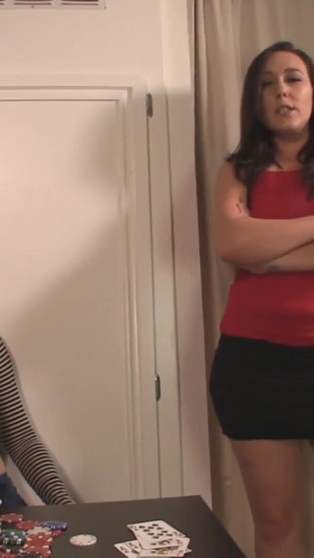لحظة يجب مشاهدتها من "Hot Sinn Sage يلعب مع جورجيا جونز والمقص!"