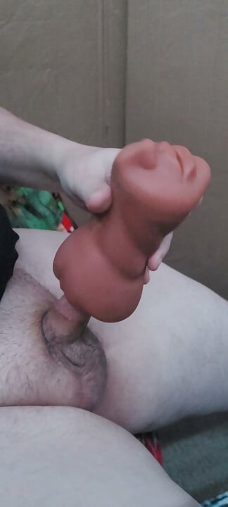 작은 자지를 가지고 놀다가 사정한다