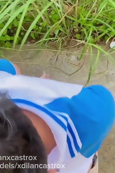 クルージングクソ美しい若い男は、道路で私は彼のお尻ゲイの中出し中に射精