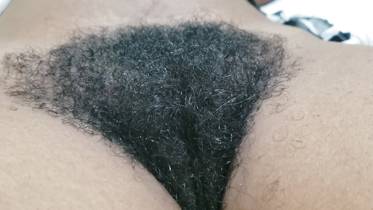 자연의 곡선을 가진 아마추어 털이 무성한 보지 밀프 순간
