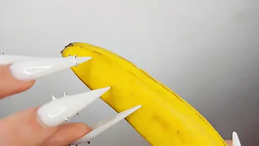 Kuku panjang putih menggores dan menghancurkan pisang seperti kontol