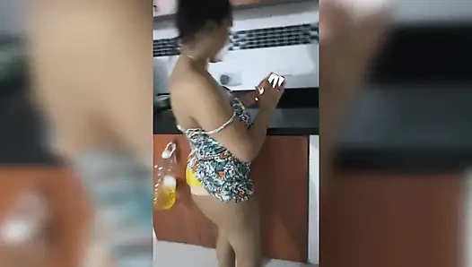 Üvey kız kardeşim için tırnaklarını yapmak için bir kit aldım ve çok mutlu ama ona bana porno videosu çekerek bana ödemesini söyledim