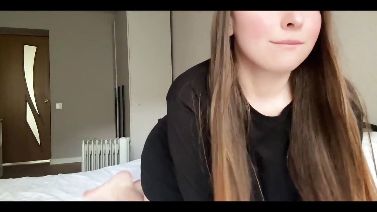 สาวน่ารักในเสื้อยืดสีดําใช้นิ้วกับหีและน้ําแตกของเธอ