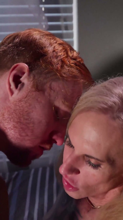 Ria Bentleys romantiska natt med barbacka anal passion