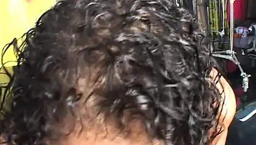 Genç zenci genç kız beyaz sert yarağa harika bir sakso çekiyor