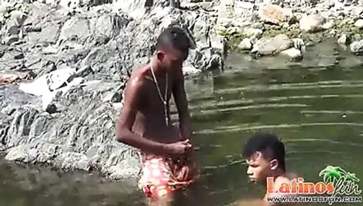 Une nageuse gay adolescente descend de façon ludique dans la rivière
