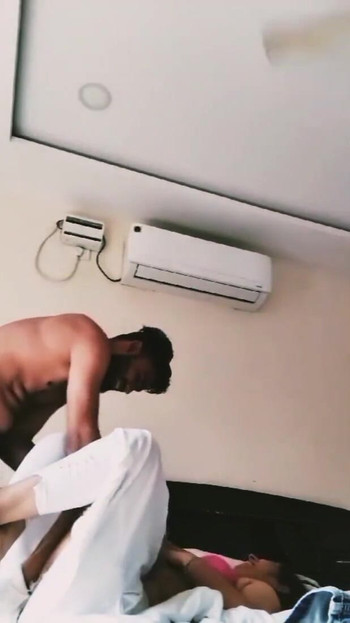 Zapanjujući trenutak od "žene tvog prijatelja glasno u hotelskoj sobi, dio 2"