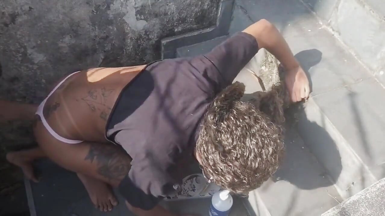 Foarte sexy, îi dă fundul și face un blowjob riscant pe scări