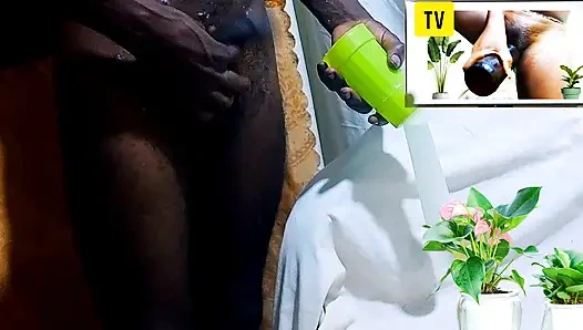 Bagaimana aku bercinta dan menikmati momen seksual dengan kondom yang penuh dengan air dan orgasme sambil menonton masturbasi panas basah!