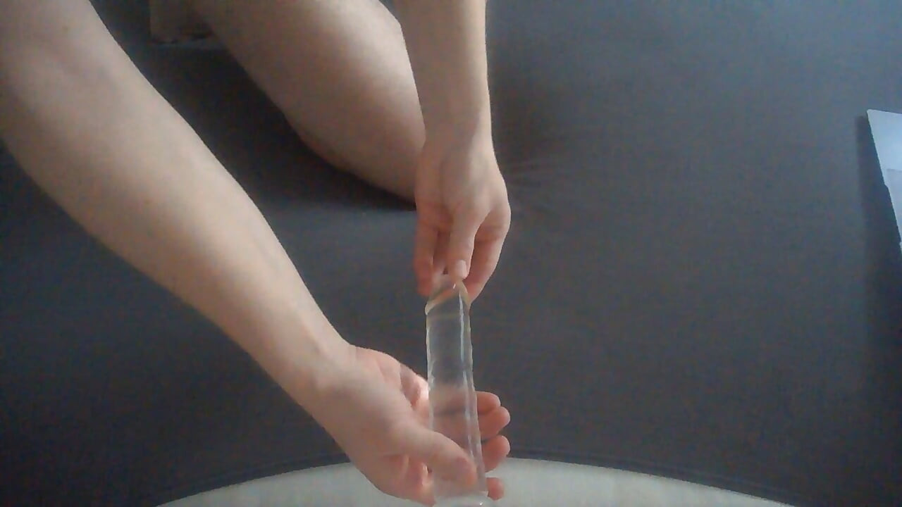 Seksowny facet dildo w dupie i się maluje.