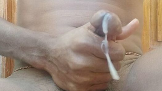 Indische masturbeert en heel hard klaarkomen en luid gekreun