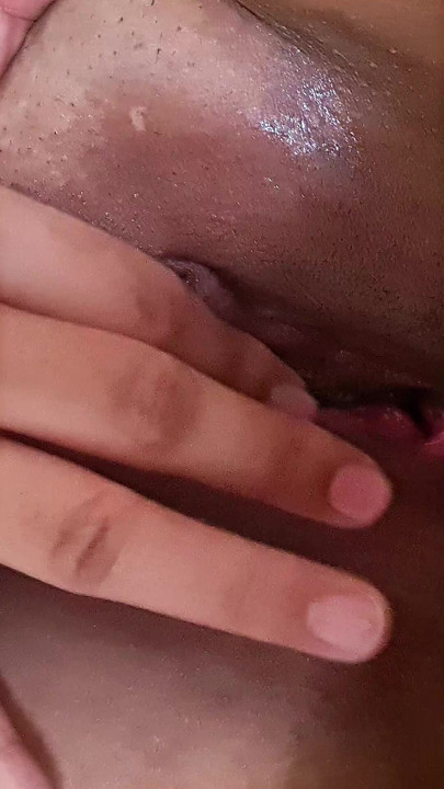 Filipina milf leker med sig själv