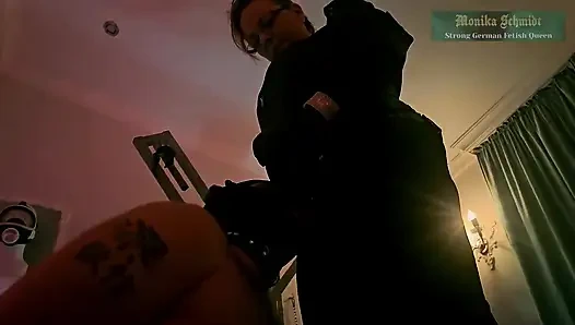 Monika Smith sakso eğitimi takma yaraklı kaltak sözlü aşağılama tükürüyor
