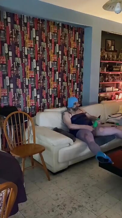 Брудна сіссі повія в синьому вбранні грає, жорсткий секс з дупи в рот