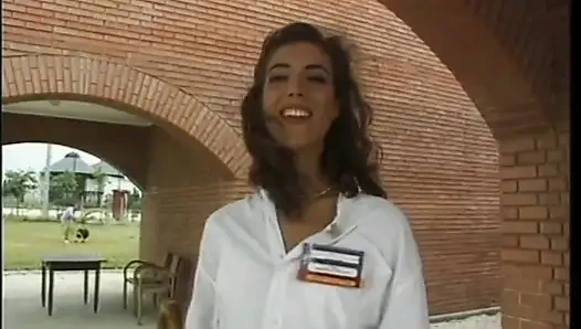 Güzel genç azgın erkek arkadaşının büyük bir yarağını emmenin tadını çıkarıyor