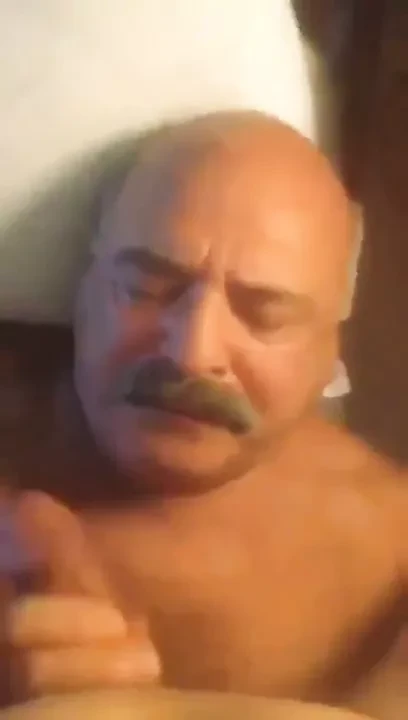 Вуса вітчим смокче