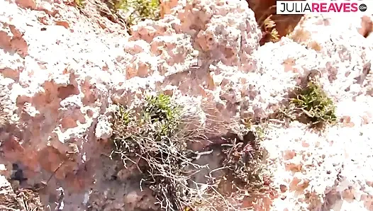 Blowjob di pantai dan anal di rumah