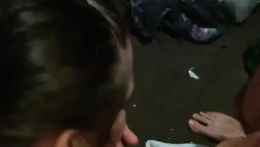 Nyepong kontol pertama kali di depan kamera