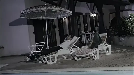 Arkadaşını Sevişirken Erkek Arkadaşına Oral Seks Yapıyor