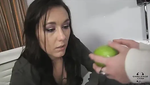 Sinn Sage'in yer aldığı öğretmenin içine alıyor, Georgia Jones