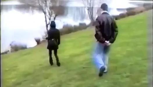 Cowok ini ngentot sama pejalan kaki di pinggir kolam!