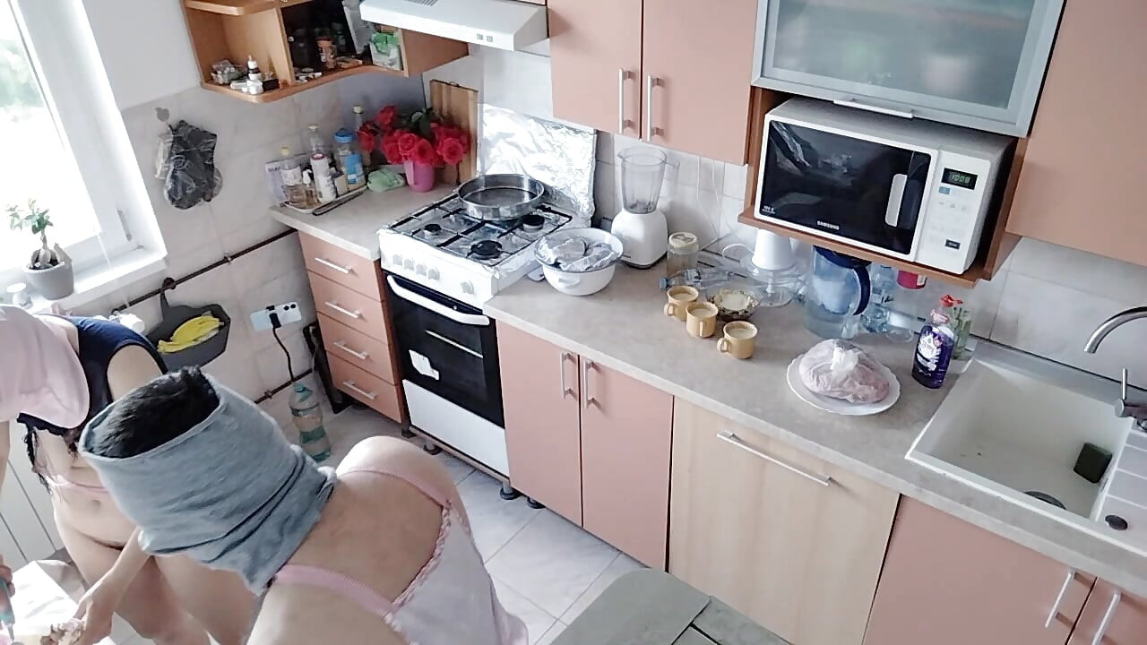 Žhavý amatérský pár se baví v kuchyni.