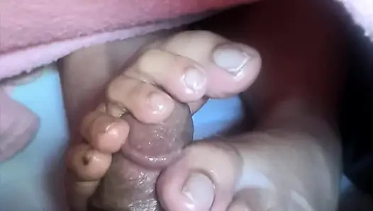 Di bawah seprai pinay ini memiliki jari kaki yang berbakat - 02