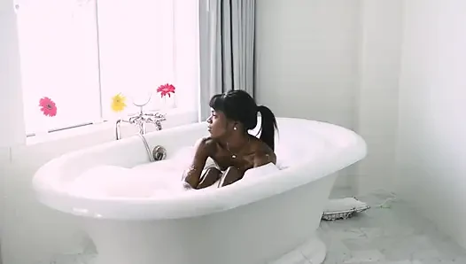 Lesbian muda kulit hitam ngentot di bak mandi