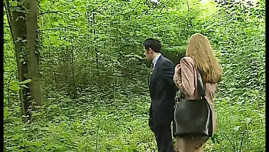 Ormandaki Sarışın Orta Yaşlı Seksi Kadın Iş Adamlarını Baştan Çıkarıyor... Beni Sert Sik!