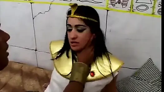 Adik tiri Cleopatra berenice memuja tradisi yunani