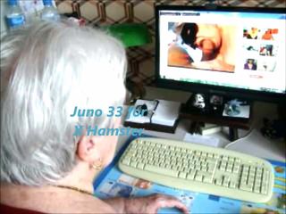 Oma kijkt naar haar bureau x