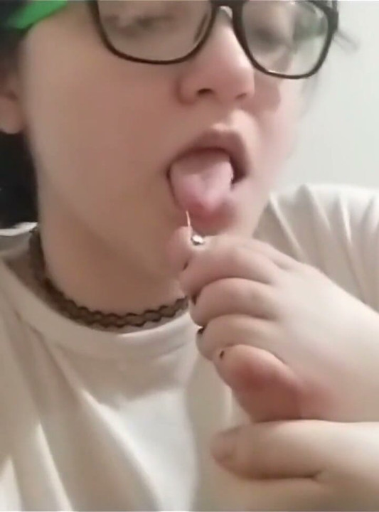 כפולת קטועה מוצצת את כף הרגל שלה פטיש רגליים