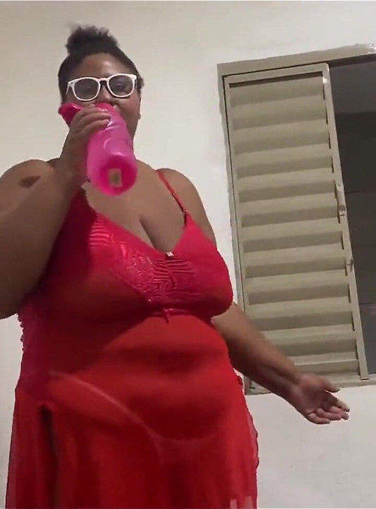 Mama mea vitregă mă prinde masturbându-mă și mă seduce.