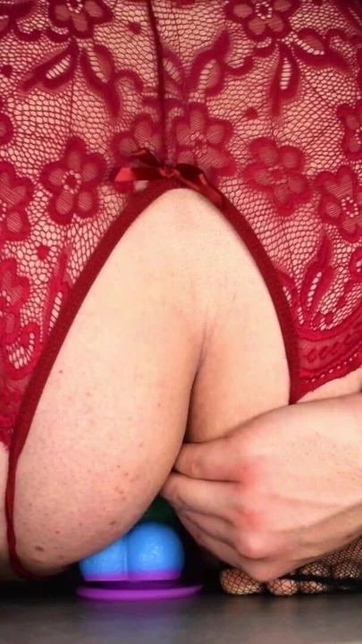 רגע שומט לסת מתוך "טרנסית עם תחת גדול מותחת את חור התחת שלה"