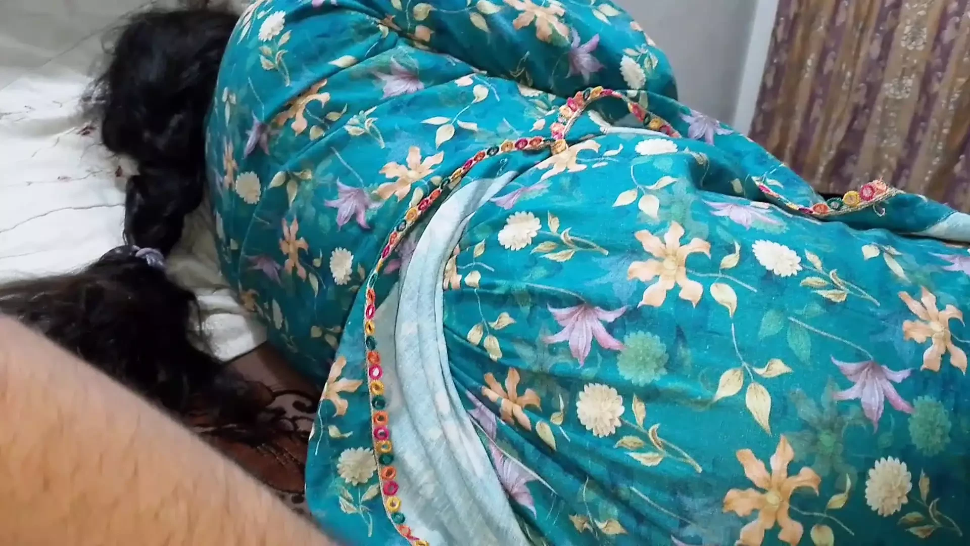与印度继母在床上分享性爱