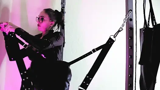 Fetiş dominatrix eva lateks topuklu ayakkabılar tek başına eş değiştirme kadın egemenliği bdsm sapık gözlüklü olgun sahibe