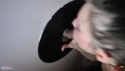 Kız arkadaş duvar deliğinde yabancının prezervatifini emiyor