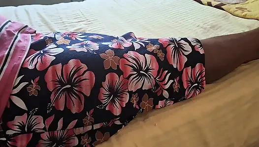 Milf stiefmutter während sie auf dem bett ruht