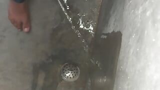 Mein großer indischer schwanz pisst vor der webcam