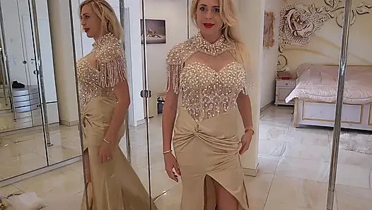 Kate Monroe probiert sexy Kleider an