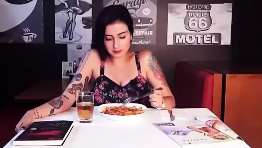 Orgasme en mangeant au restaurant