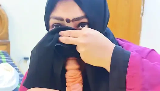 Bakış açısı: Arap Müslüman hizmetçi yatakta patronun yarağını görüyor sonra ateşli hizmetçi ona sakso çekiyor - güzel