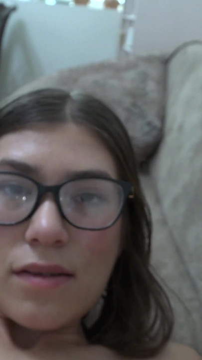 Ali Jones มาจูบอย่างรวดเร็ว ให้คุณแก้ผ้าและทําให้เธอน้ําแตก จากนั้นก็เย็ดเธออย่างหนัก (น้ําเงี่ยนไหลเยิ้ม) | คลิป 1